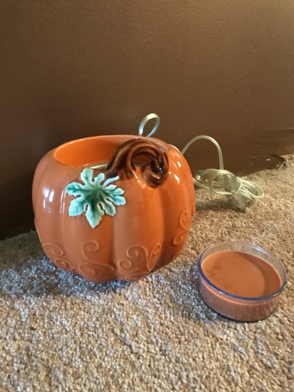 Yankee Candle wax warmer with  new wax tart
